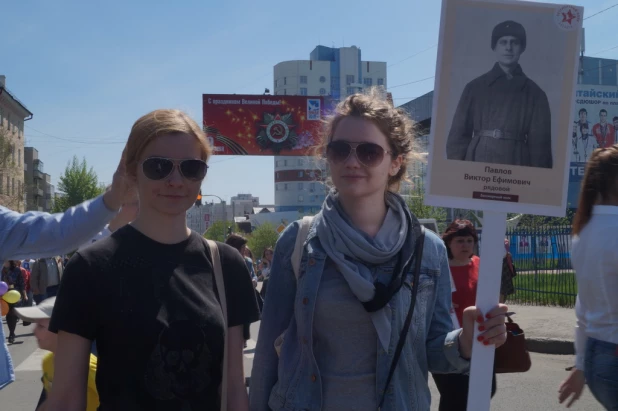 Участники шествия "Бессмертный полк". Барнаул, 9 мая 2015 год.