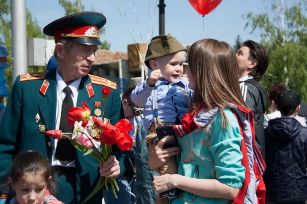 Участники шествия "Бессмертный полк". Барнаул, 9 мая 2015 год.