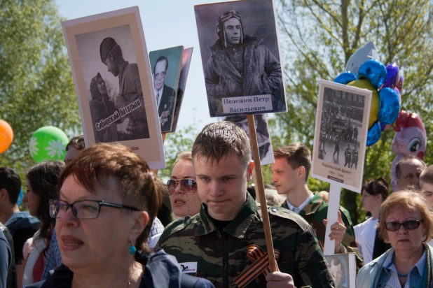 Участники шествия "Бессмертный полк". Барнаул, 9 мая 2015 год.