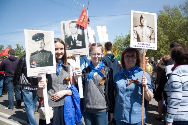 Участники шествия "Бессмертный полк". Барнаул, 9 мая 2015 год.