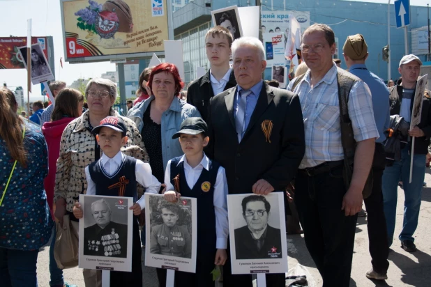 Участники шествия "Бессмертный полк". Барнаул, 9 мая 2015 год.