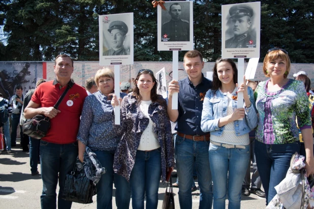 Участники шествия "Бессмертный полк". Барнаул, 9 мая 2015 год.