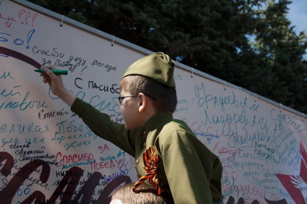 Участники шествия "Бессмертный полк". Барнаул, 9 мая 2015 год.