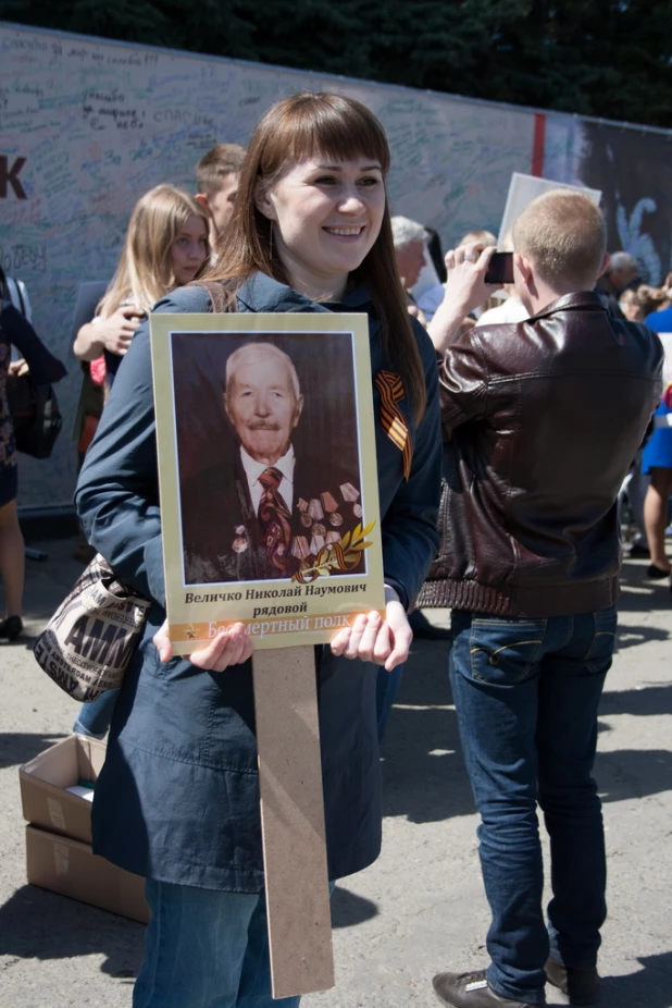 Участники шествия "Бессмертный полк". Барнаул, 9 мая 2015 год.