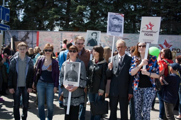 Участники шествия "Бессмертный полк". Барнаул, 9 мая 2015 год.