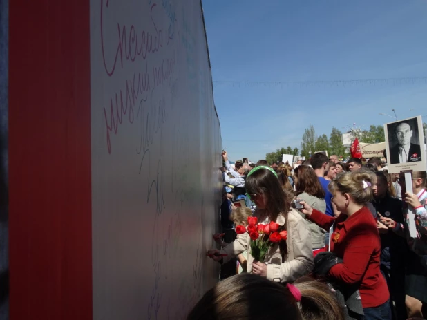 Участники шествия "Бессмертный полк". Барнаул, 9 мая 2015 год.