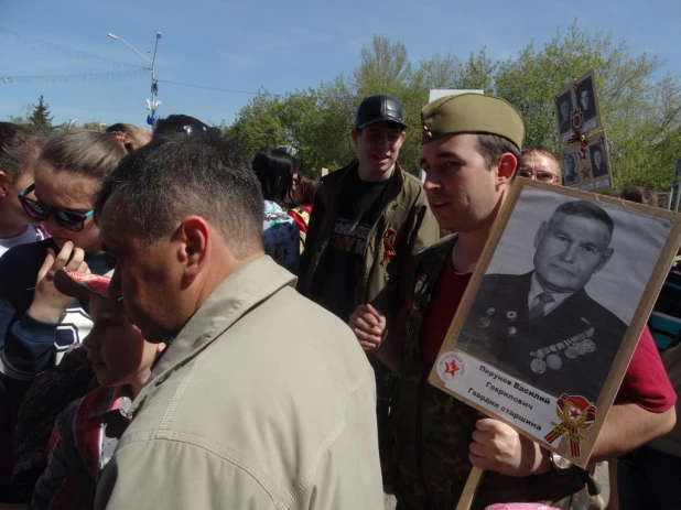 Участники шествия "Бессмертный полк". Барнаул, 9 мая 2015 год.