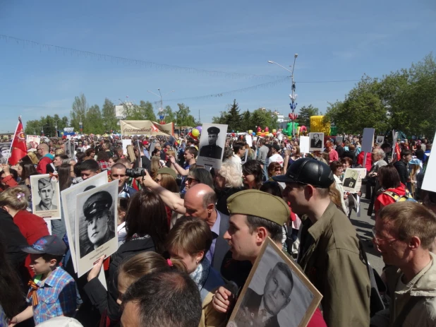 Участники шествия "Бессмертный полк". Барнаул, 9 мая 2015 год.