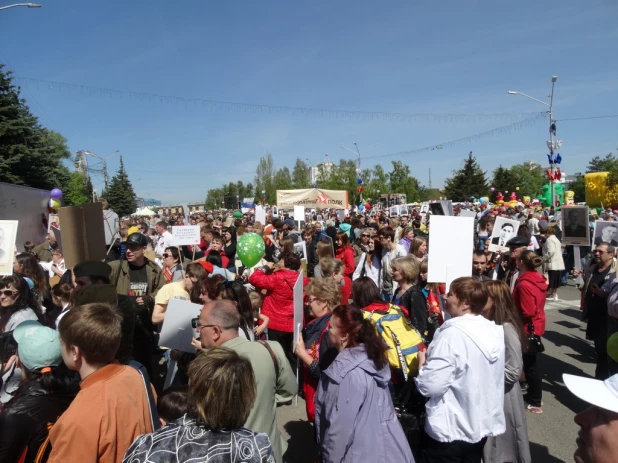 Участники шествия "Бессмертный полк". Барнаул, 9 мая 2015 год.