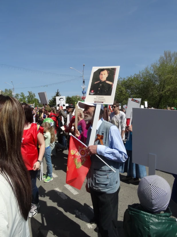 Участники шествия "Бессмертный полк". Барнаул, 9 мая 2015 год.