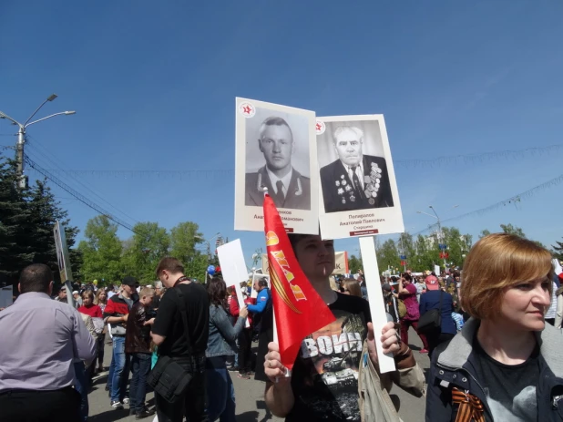 Участники шествия "Бессмертный полк". Барнаул, 9 мая 2015 год.