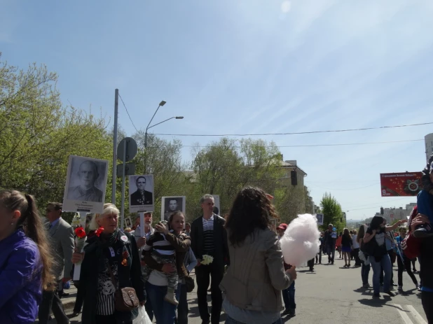 Участники шествия "Бессмертный полк". Барнаул, 9 мая 2015 год.