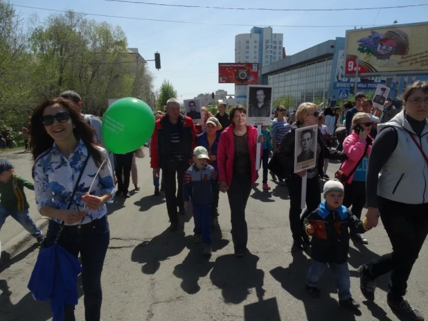 Участники шествия "Бессмертный полк". Барнаул, 9 мая 2015 год.