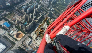 Руферы из Новосибирска сделали селфи на самой высокой в мире башне.