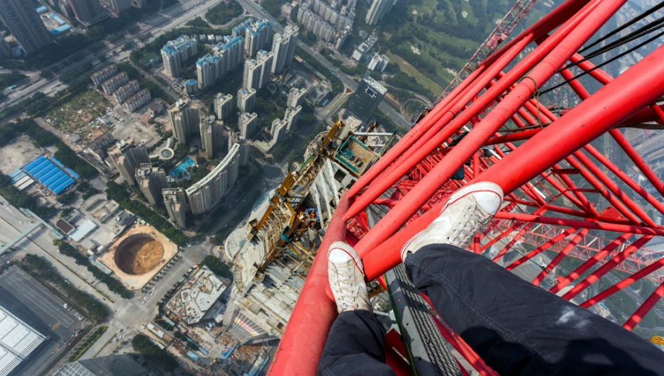 Руферы из Новосибирска сделали селфи на самой высокой в мире башне.