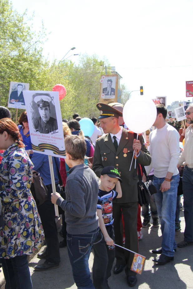 Участники шествия "Бессмертный полк". Барнаул, 9 мая 2015 год.