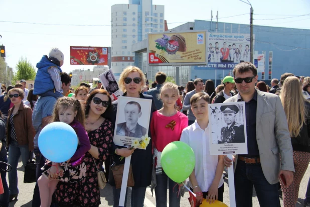 Участники шествия "Бессмертный полк". Барнаул, 9 мая 2015 год.