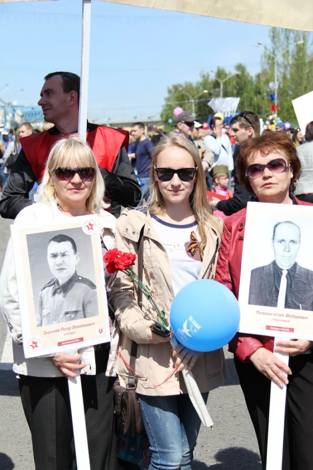 Участники шествия "Бессмертный полк". Барнаул, 9 мая 2015 год.