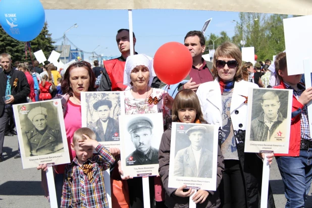 Участники шествия "Бессмертный полк". Барнаул, 9 мая 2015 год.