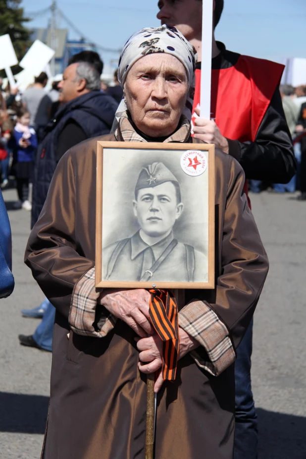 Участники шествия "Бессмертный полк". Барнаул, 9 мая 2015 год.