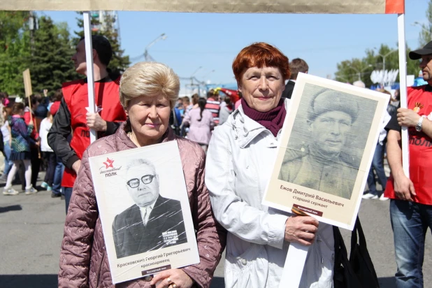 Участники шествия "Бессмертный полк". Барнаул, 9 мая 2015 год.