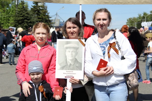 Участники шествия "Бессмертный полк". Барнаул, 9 мая 2015 год.