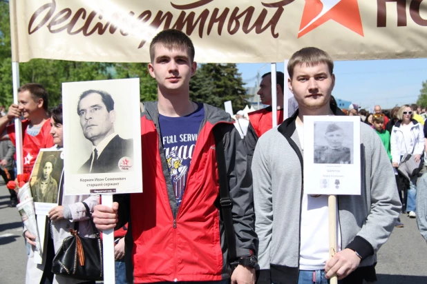 Участники шествия "Бессмертный полк". Барнаул, 9 мая 2015 год.