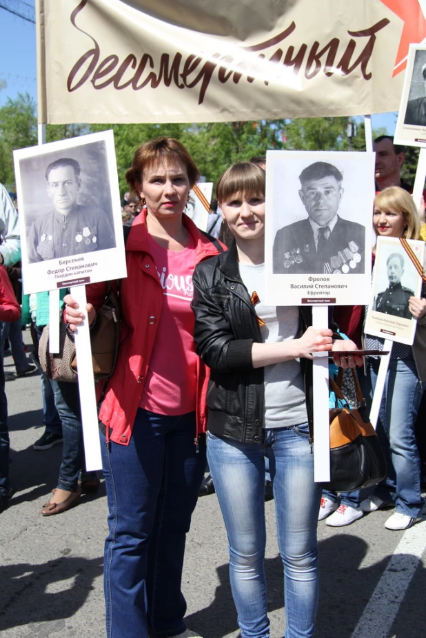 Участники шествия "Бессмертный полк". Барнаул, 9 мая 2015 год.