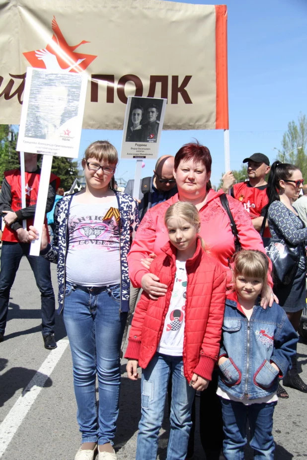 Участники шествия "Бессмертный полк". Барнаул, 9 мая 2015 год.