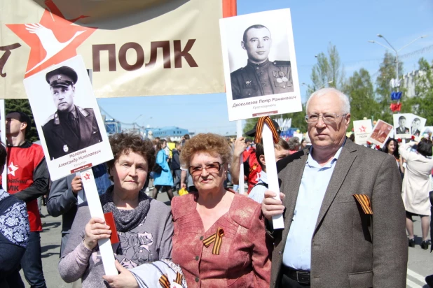 Участники шествия "Бессмертный полк". Барнаул, 9 мая 2015 год.