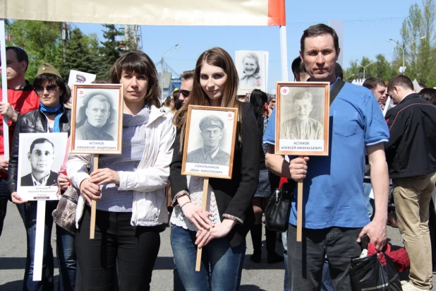 Участники шествия "Бессмертный полк". Барнаул, 9 мая 2015 год.