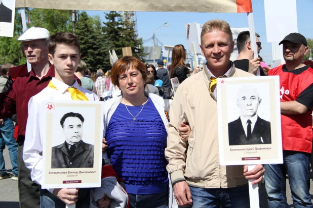 Участники шествия "Бессмертный полк". Барнаул, 9 мая 2015 год.