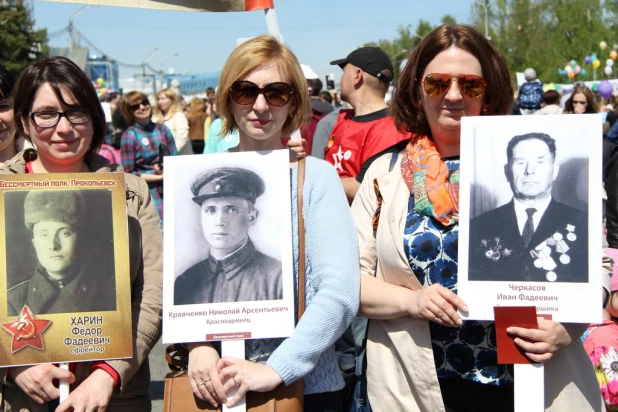 Участники шествия "Бессмертный полк". Барнаул, 9 мая 2015 год.