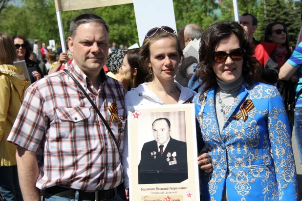 Участники шествия "Бессмертный полк". Барнаул, 9 мая 2015 год.