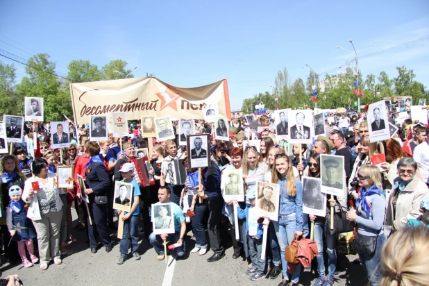 Участники шествия "Бессмертный полк". Барнаул, 9 мая 2015 год.