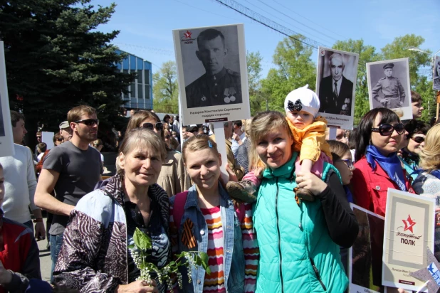 Участники шествия "Бессмертный полк". Барнаул, 9 мая 2015 год.