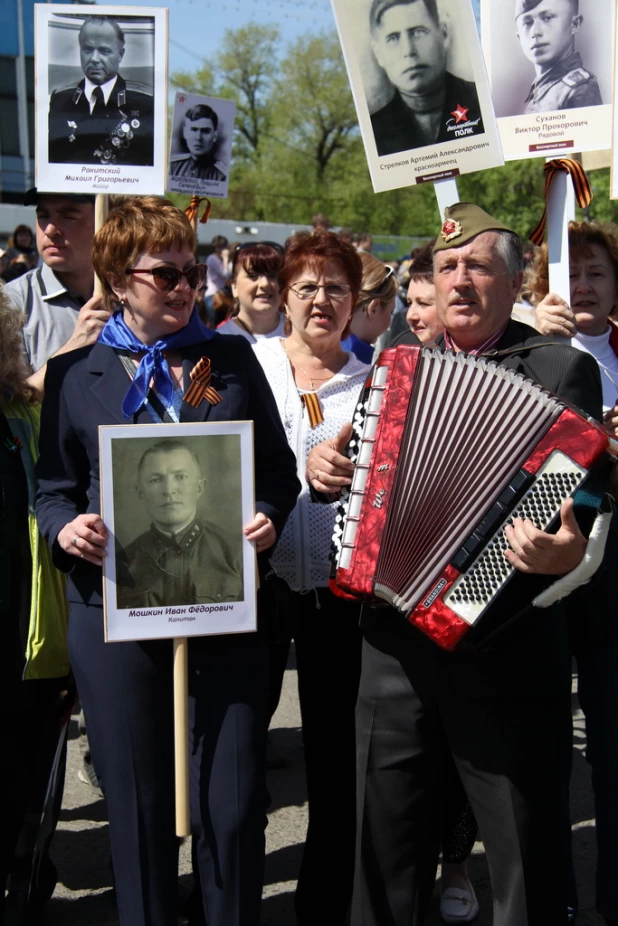 Участники шествия "Бессмертный полк". Барнаул, 9 мая 2015 год.