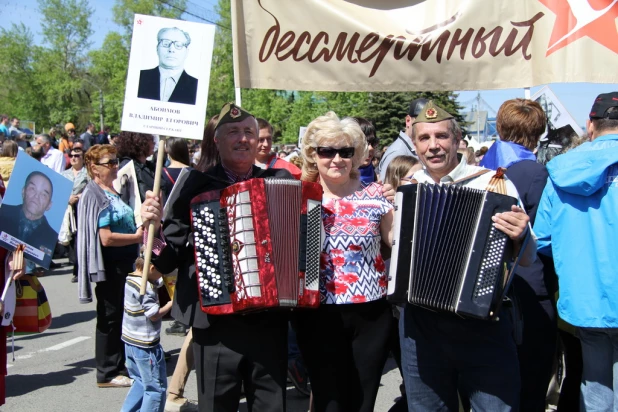 Участники шествия "Бессмертный полк". Барнаул, 9 мая 2015 год.