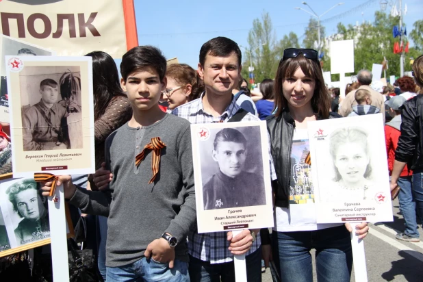 Участники шествия "Бессмертный полк". Барнаул, 9 мая 2015 год.