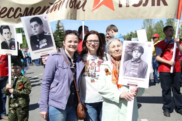 Участники шествия "Бессмертный полк". Барнаул, 9 мая 2015 год.