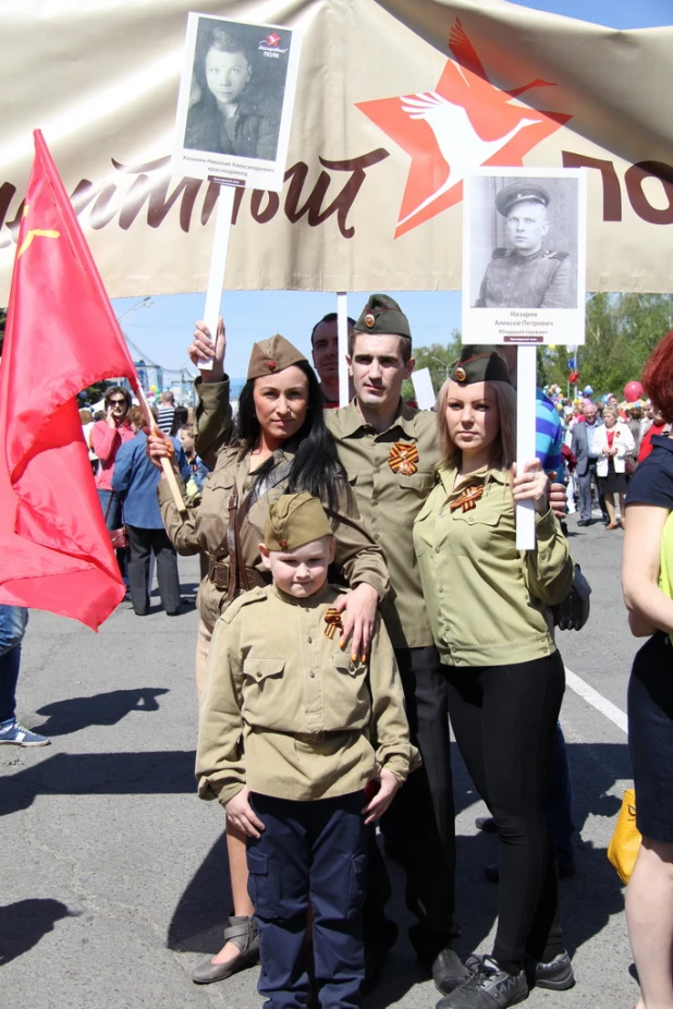 Участники шествия "Бессмертный полк". Барнаул, 9 мая 2015 год.