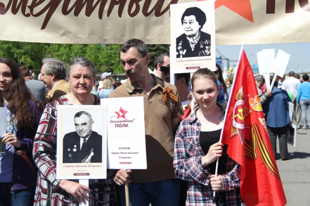 Участники шествия "Бессмертный полк". Барнаул, 9 мая 2015 год.