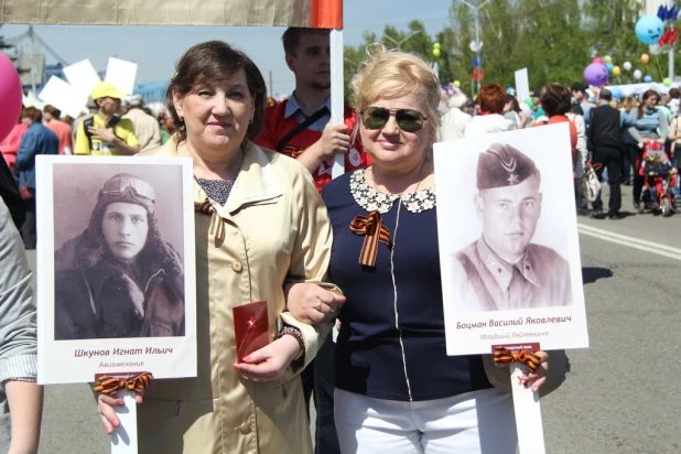 Участники шествия "Бессмертный полк". Барнаул, 9 мая 2015 год.