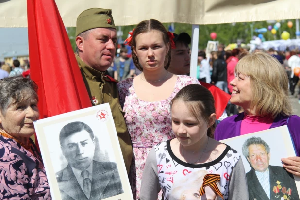 Участники шествия "Бессмертный полк". Барнаул, 9 мая 2015 год.