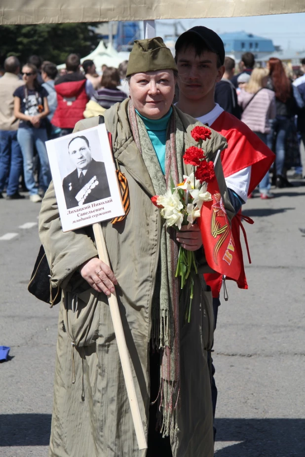 Участники шествия "Бессмертный полк". Барнаул, 9 мая 2015 год.