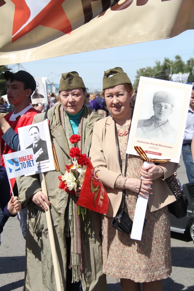 Участники шествия "Бессмертный полк". Барнаул, 9 мая 2015 год.