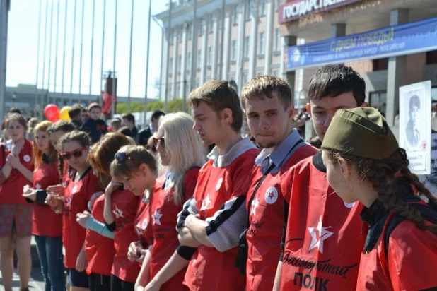 Участники шествия "Бессмертный полк". Барнаул, 9 мая 2015 год.