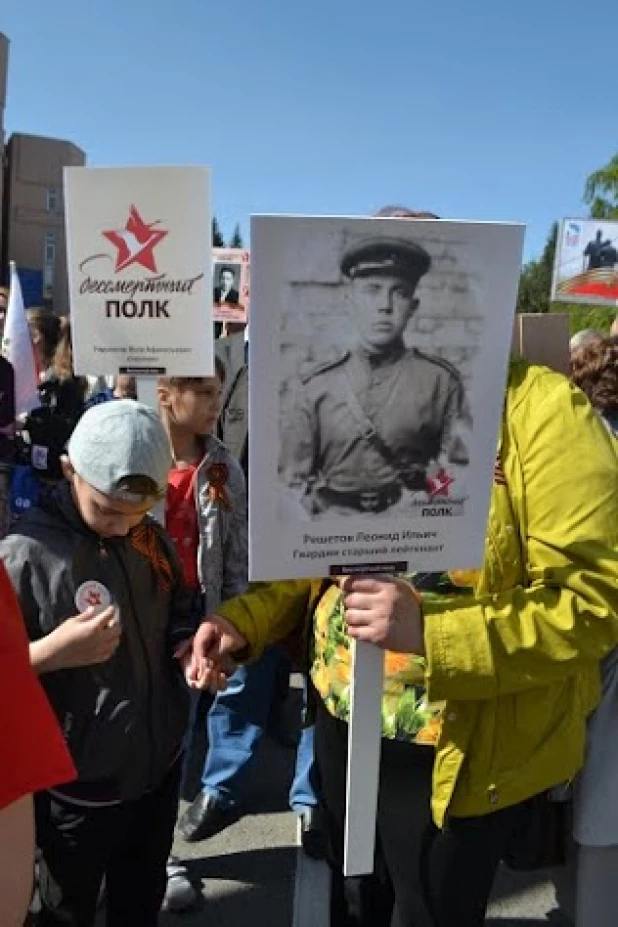 Участники шествия "Бессмертный полк". Барнаул, 9 мая 2015 год.