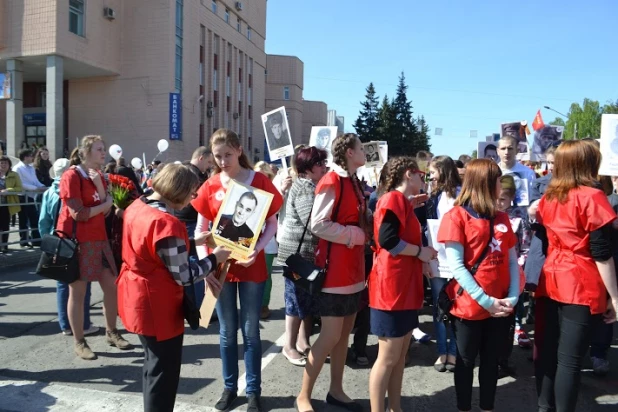 Участники шествия "Бессмертный полк". Барнаул, 9 мая 2015 год.