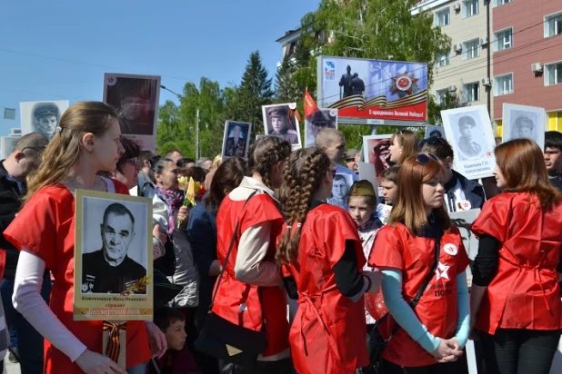 Участники шествия "Бессмертный полк". Барнаул, 9 мая 2015 год.